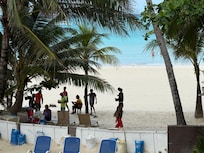 Alle strandstole og området foran hotellet er fra morgen til aften fyldt op af strandsælgere og massører. På hotellerne omkring hotellet har de ikke adgang, så samlingsstedet sker her og liggestolene er deres sted at sidde/ligge gennem dagen.
