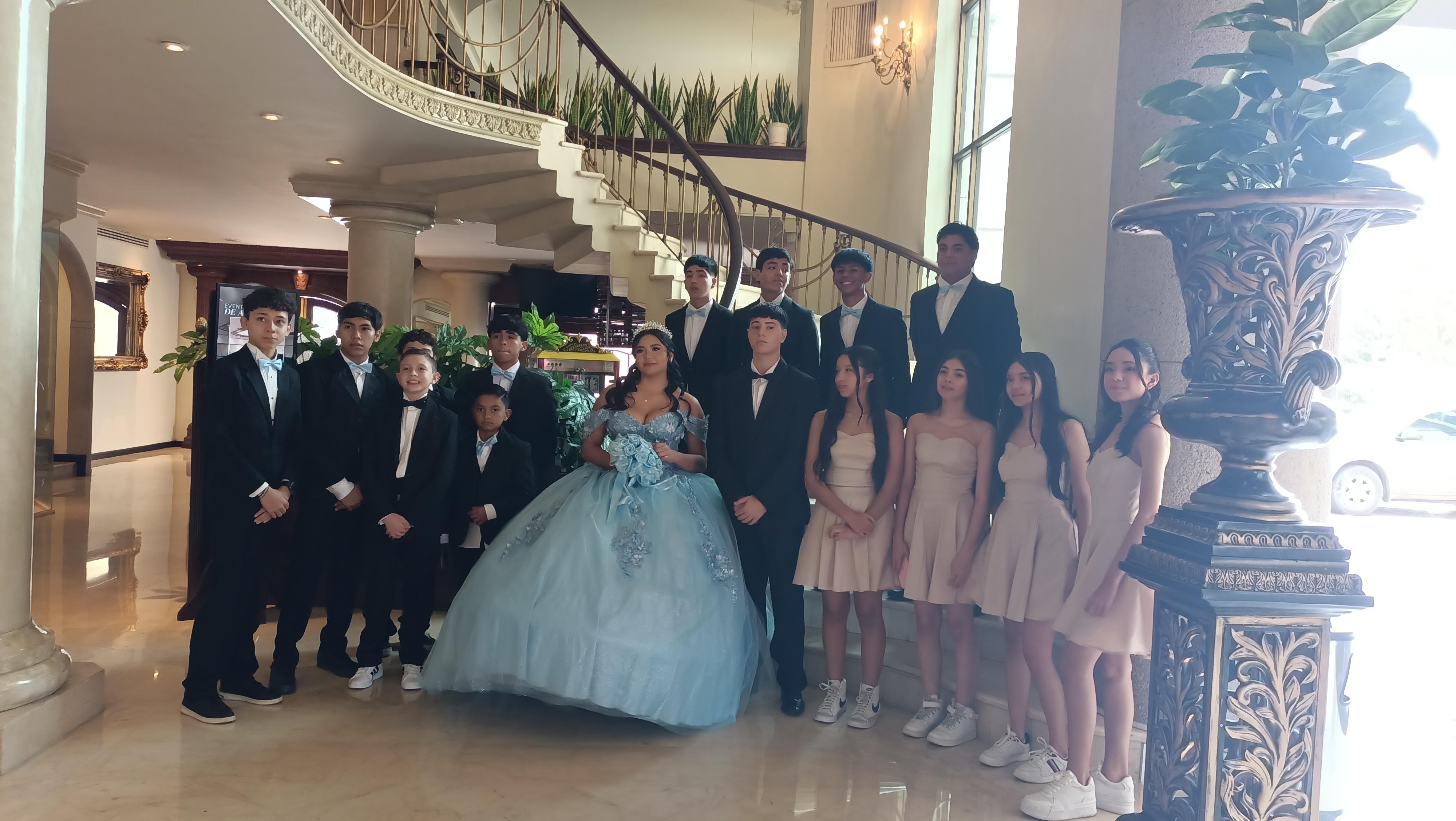 De ahí salió mi hija con sus chambelanes y damas. Nos dieron todas las facilidades 