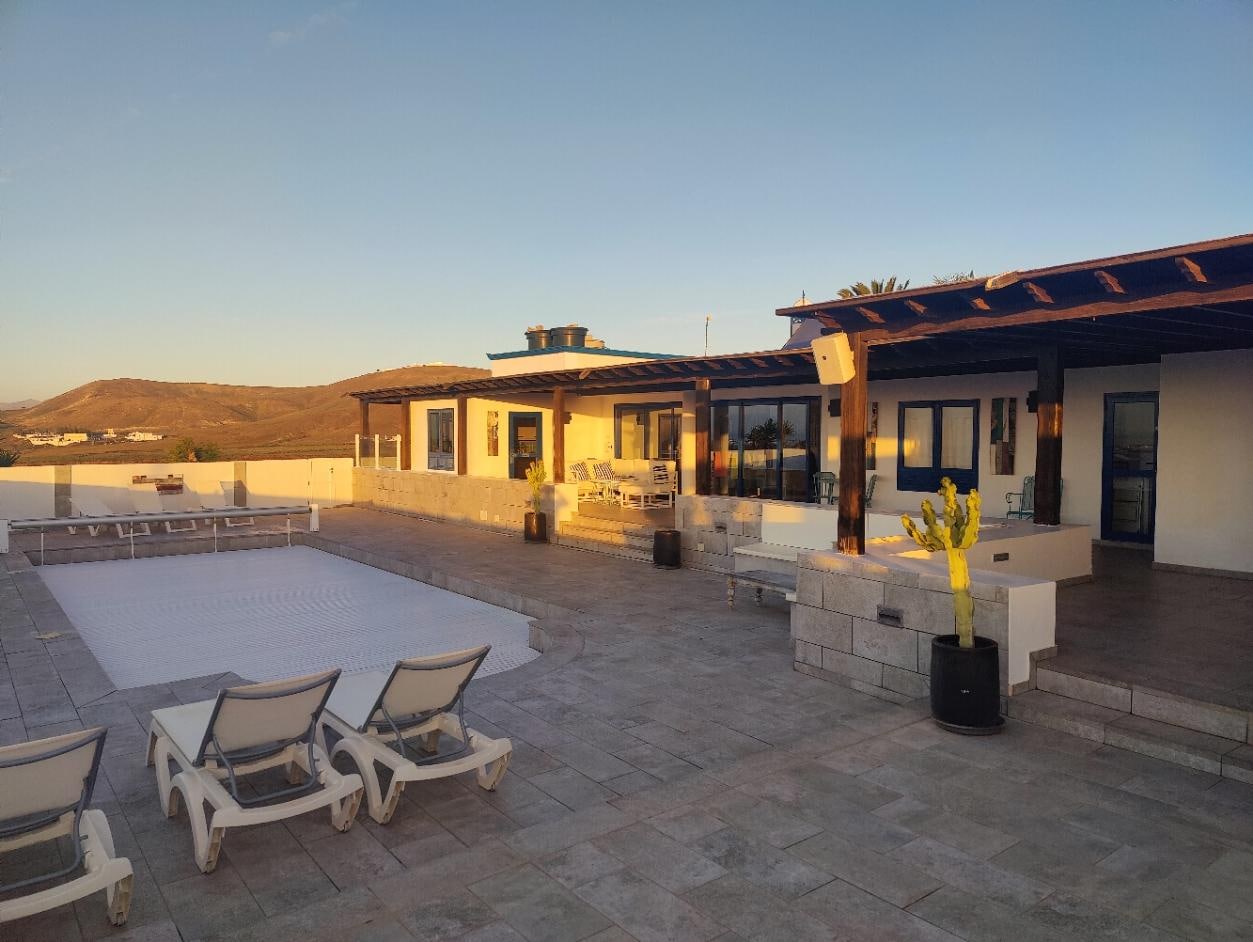 Blick in den Innenhof über den Pool nach Westen