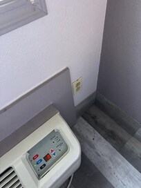 Zoom in on the dirt in the corner next to the disfunctional ac unit.