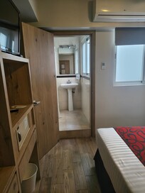 El baño está bonito y limpio.