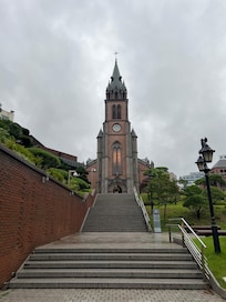 ホテル近くにある明洞大聖堂まで朝の散歩