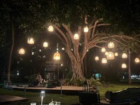 Free nightly concerts at the adjacent Royal Lahaina