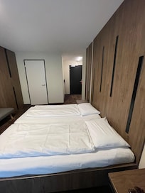 Very comfy bed with pristine bedding that looks brand new