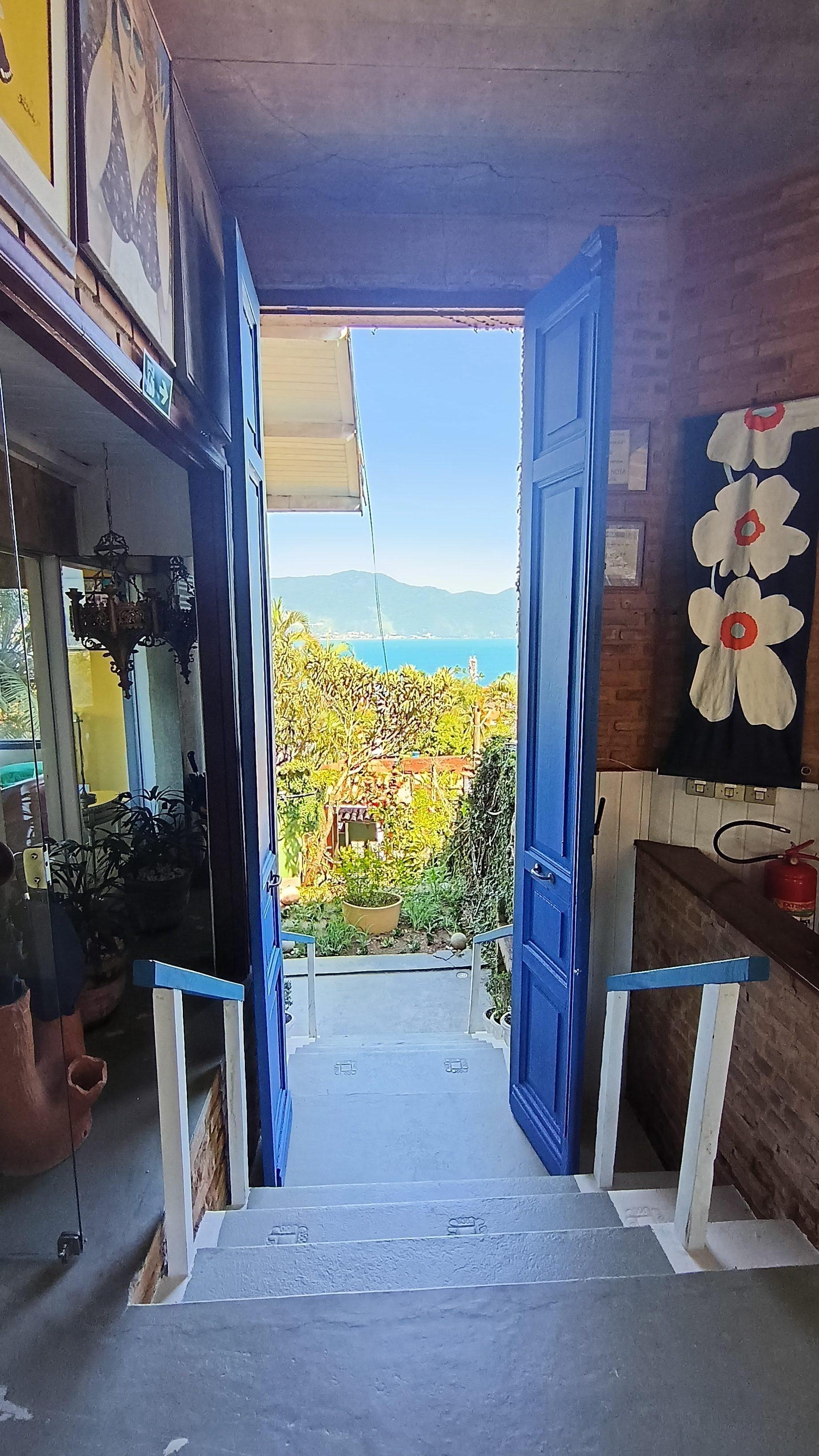 Vista da porta de entrada do hotel.