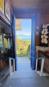 Vista da porta de entrada do hotel.