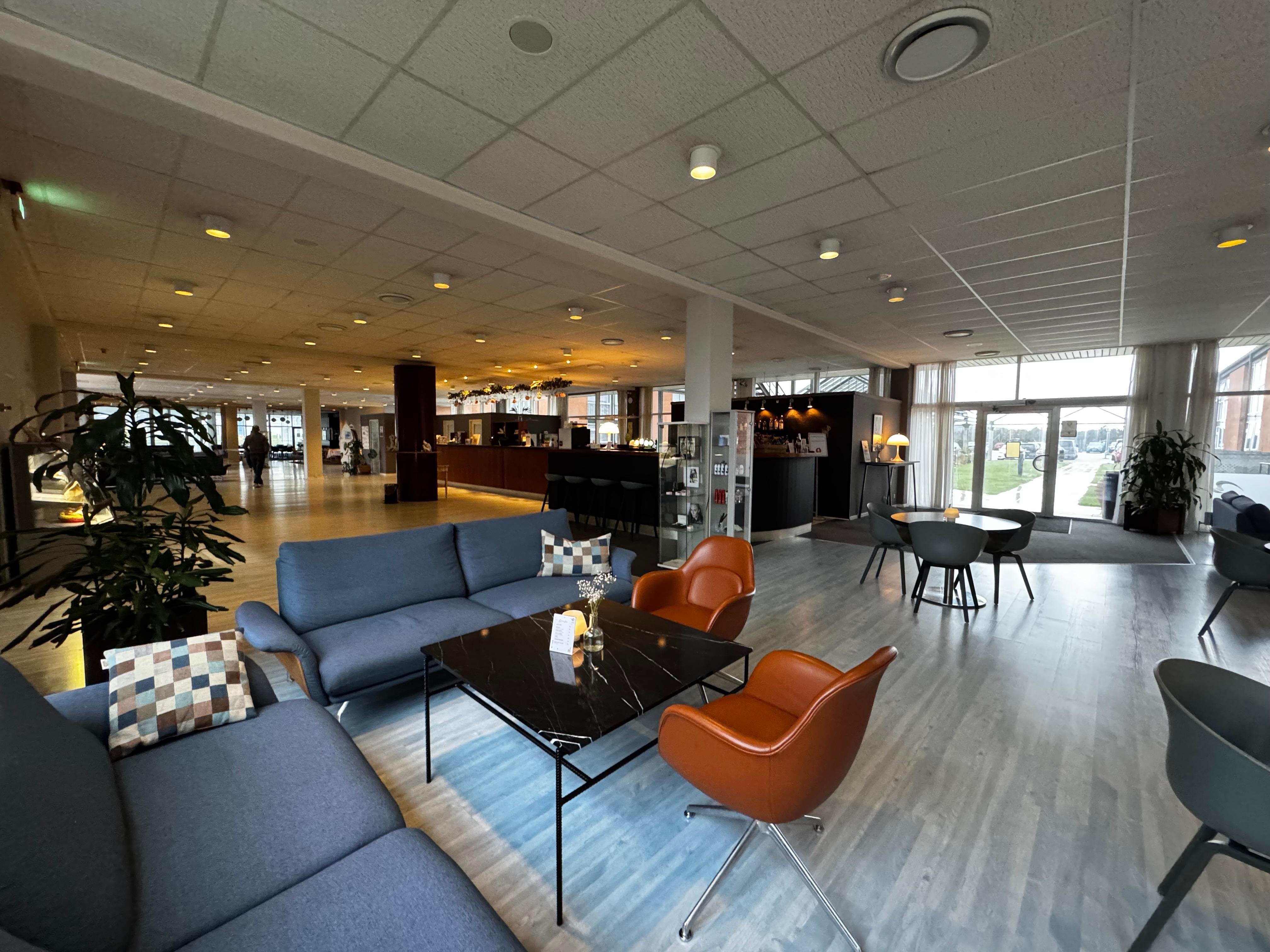 Ruime lounge. Niet erg gezellig om te zitten maar je kunt er wel wat drinken