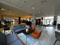 Ruime lounge. Niet erg gezellig om te zitten maar je kunt er wel wat drinken