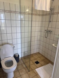 This is the entire bathroom.