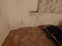 Humedades zona baja de la habitación