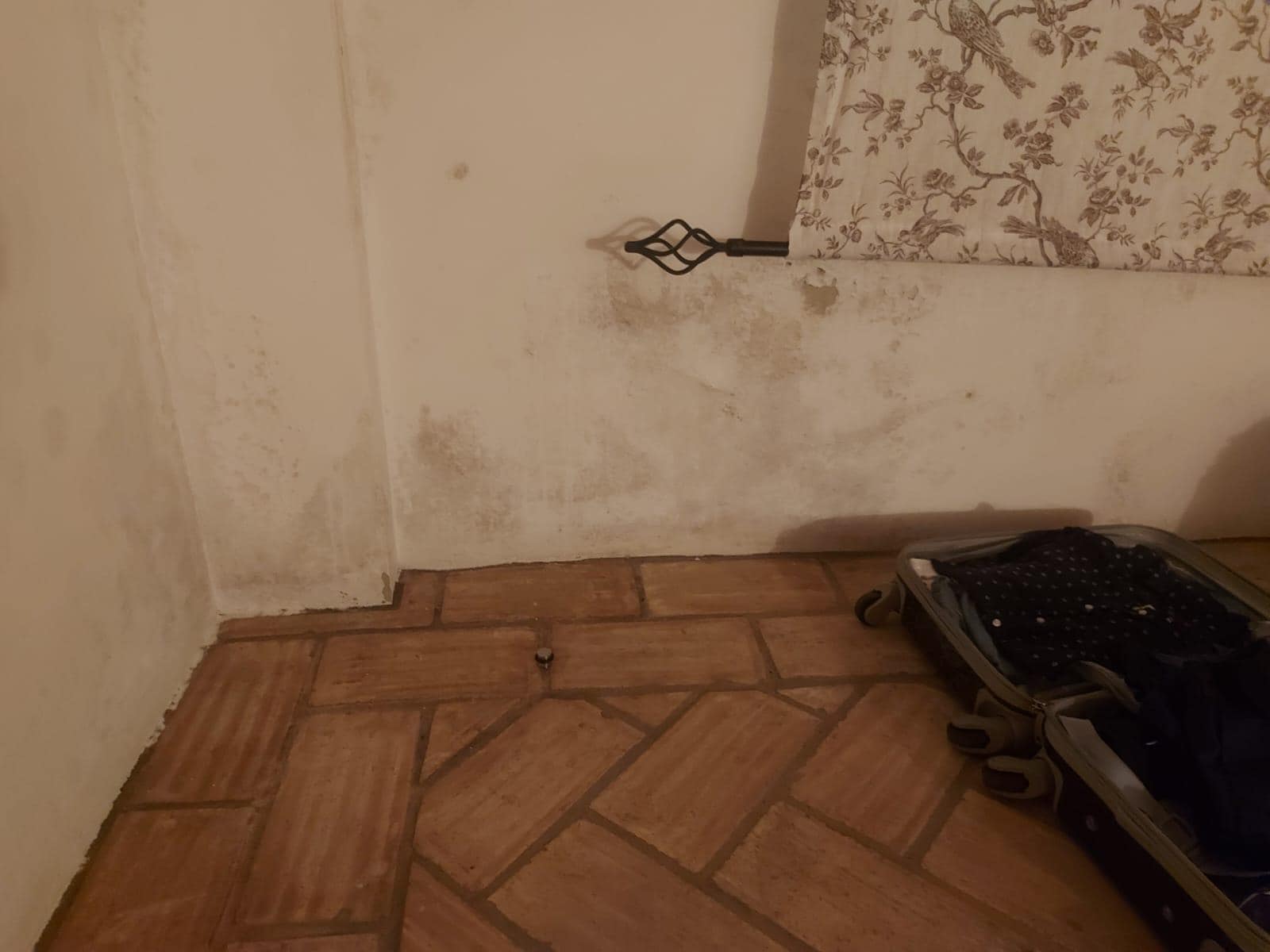 Humedades zona baja de la habitaciĂłn