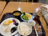 朝食はビュッフェだが種類少なめ。洋食はポテト、スパゲッティ、肉団子があった。パンは一種類。