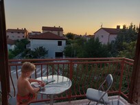 Blick aus dem Küchenfenster beim Sonnenuntergang auf den Kirchturm von Fazana