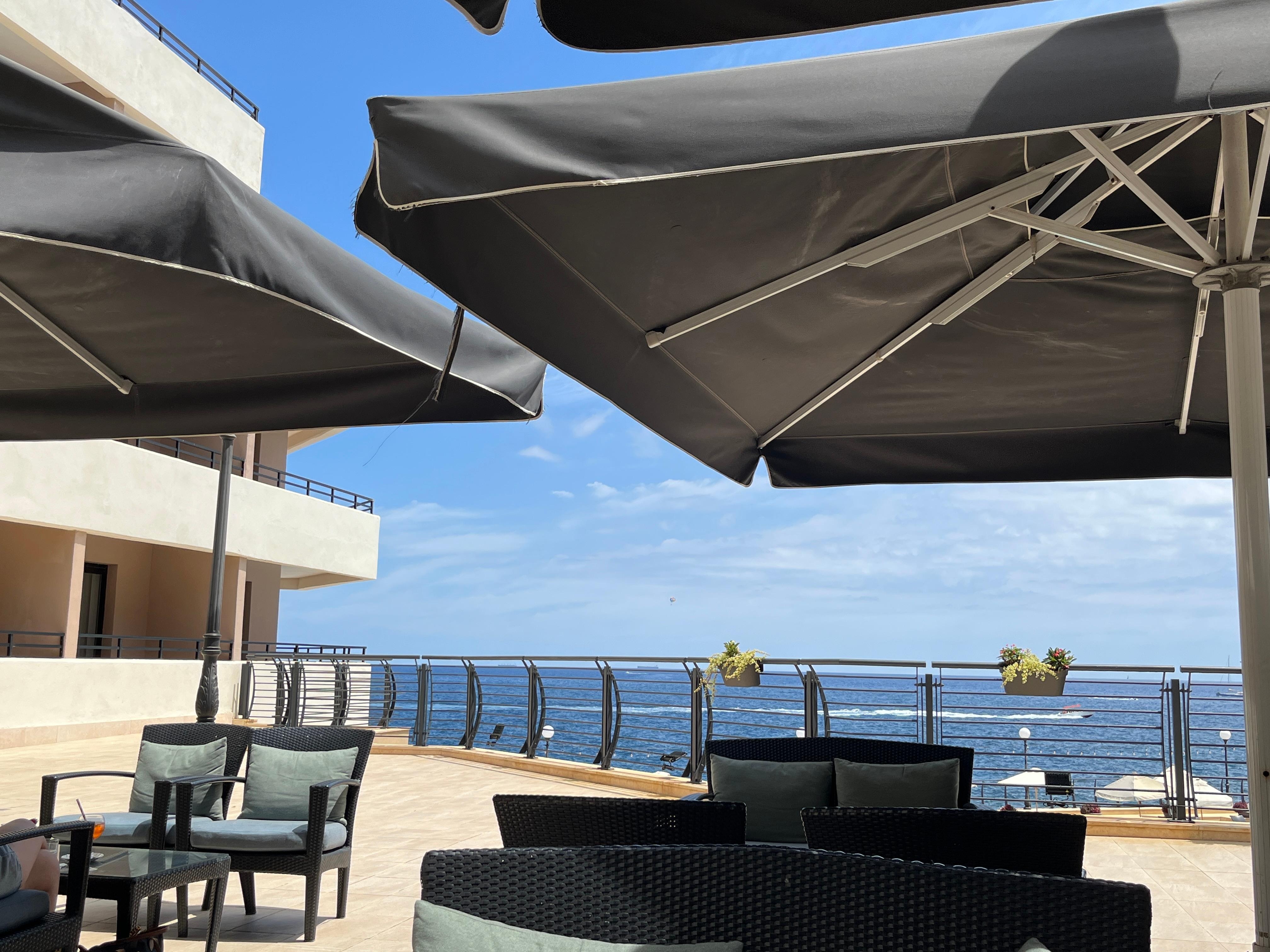 Utendørs restaurant utsikt mot havet