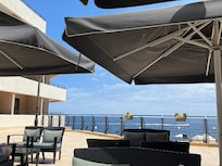Utendørs restaurant utsikt mot havet