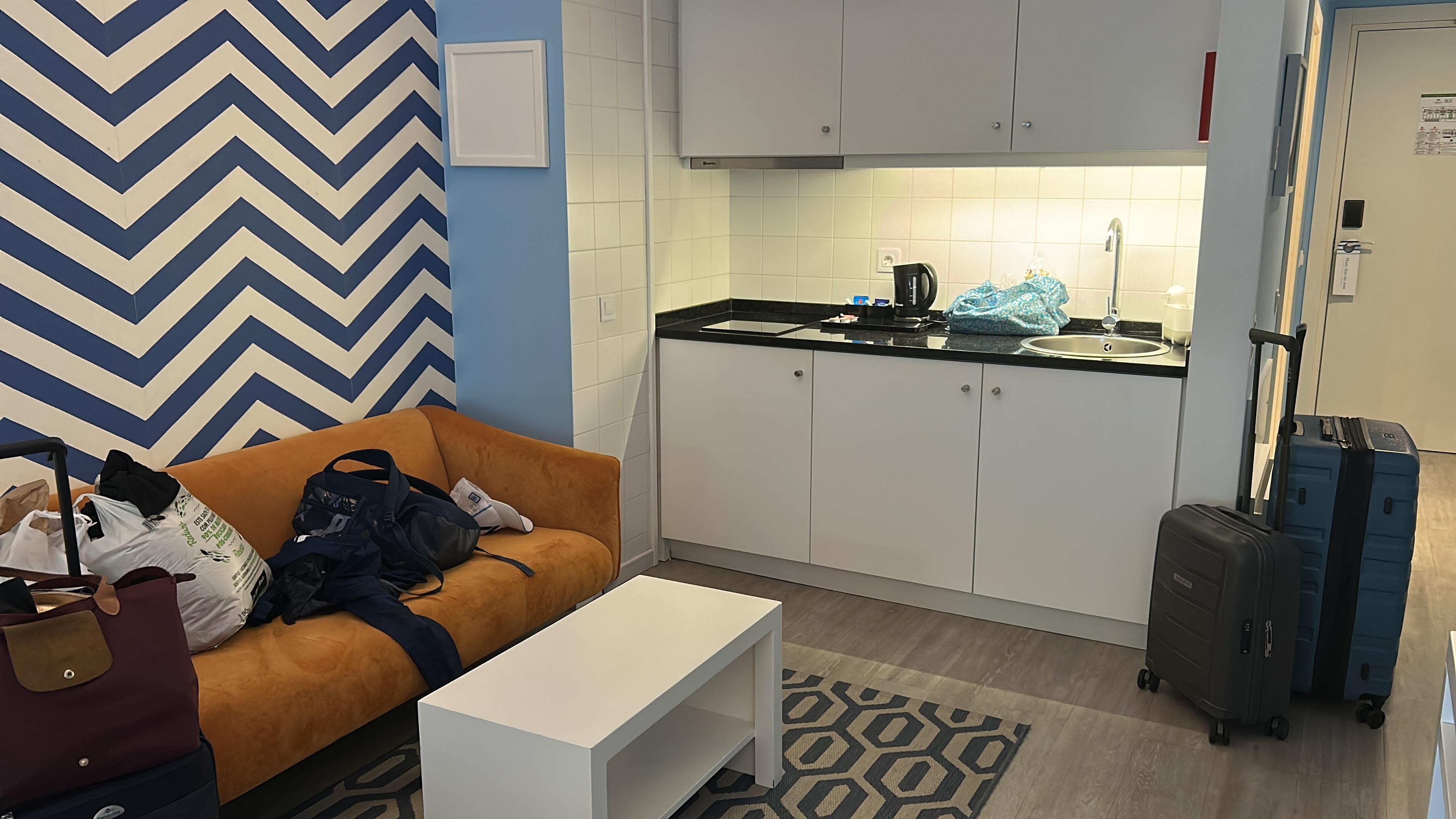 Well equipped kitchen area (no dishwasher)