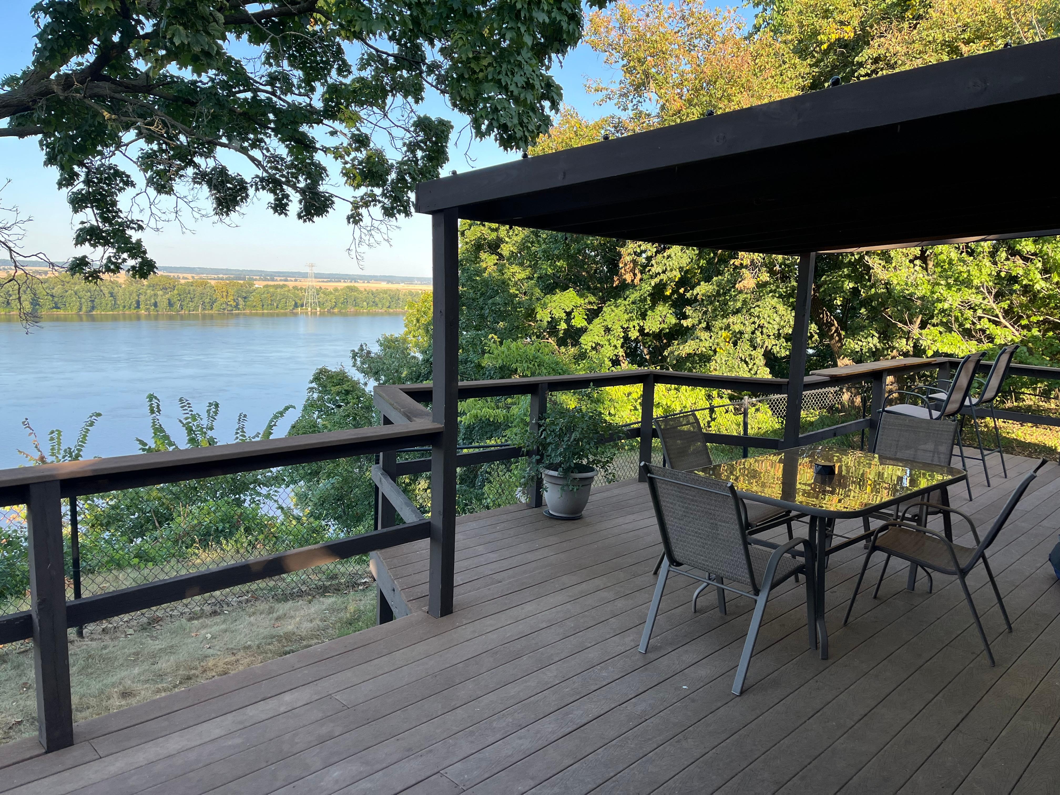 Good spot to eat outdoors, facing north so no hot sun  to contend with.