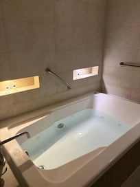 La tina tarda un poco en llenarse pero hay buena presión y agua caliente