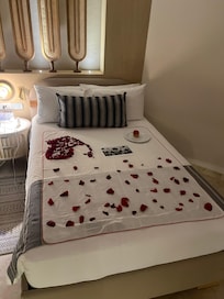 Linda sorpresa al regresar a la habitación muy lindo detalle.