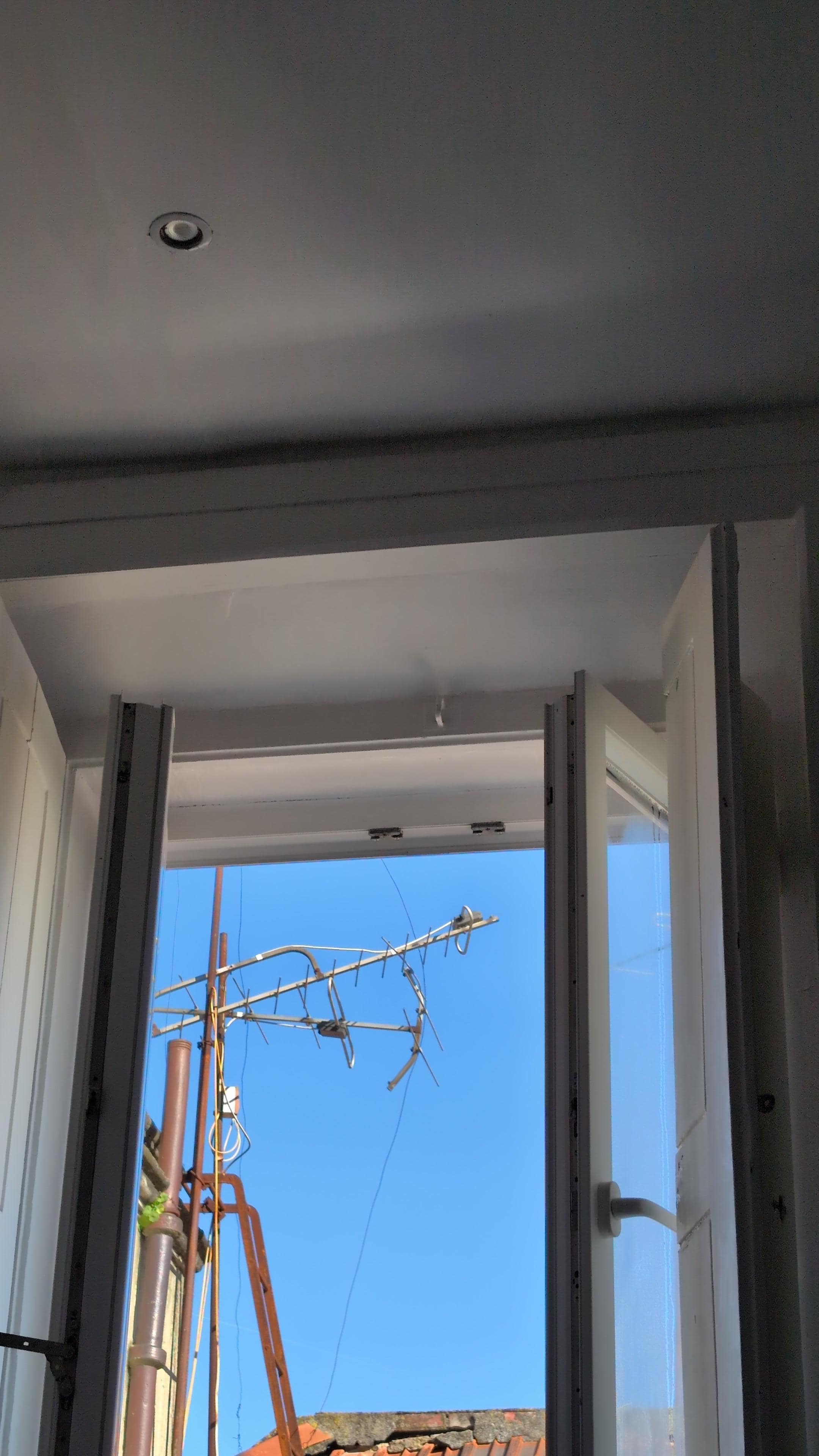 Blick aus dem Fenster von Bett aus - das zerfallenes Haus sieht man leider nicht ganz auf dem Foto