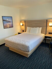 Room 213 Queen