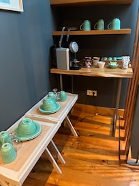 Café e chá disponíveis em cada andar.