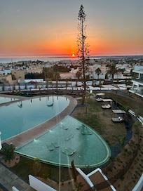 Vue sur la piscine de l’hôtel