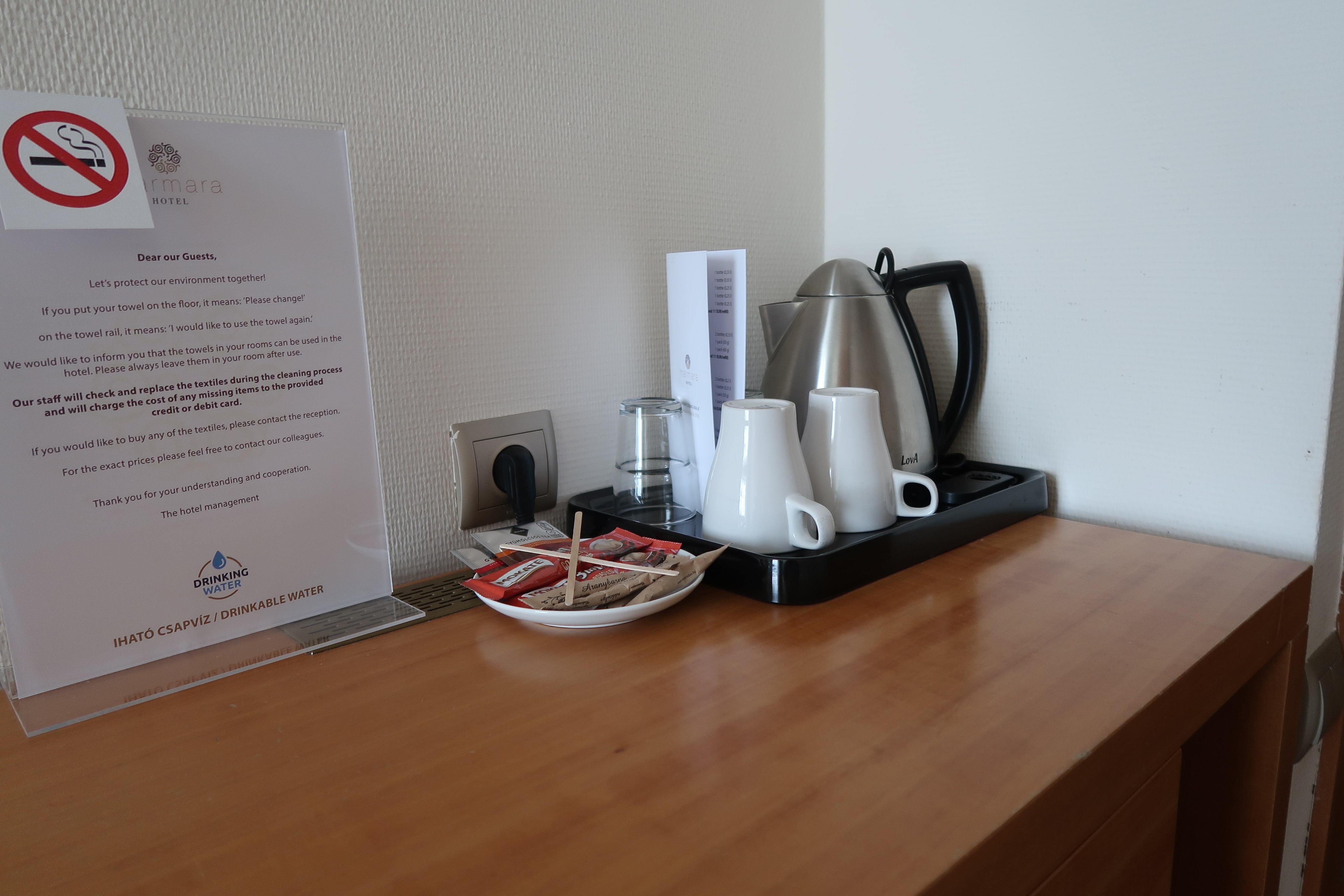 ブダペストの水道水は硬水でも飲めますが、慣れていない方はお湯をわかして・・。自室でお茶も飲めます。