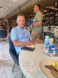 We had a wonderful breakfast and the male waiter was very attentive. The ladies were nice too refilling our coffee cups.