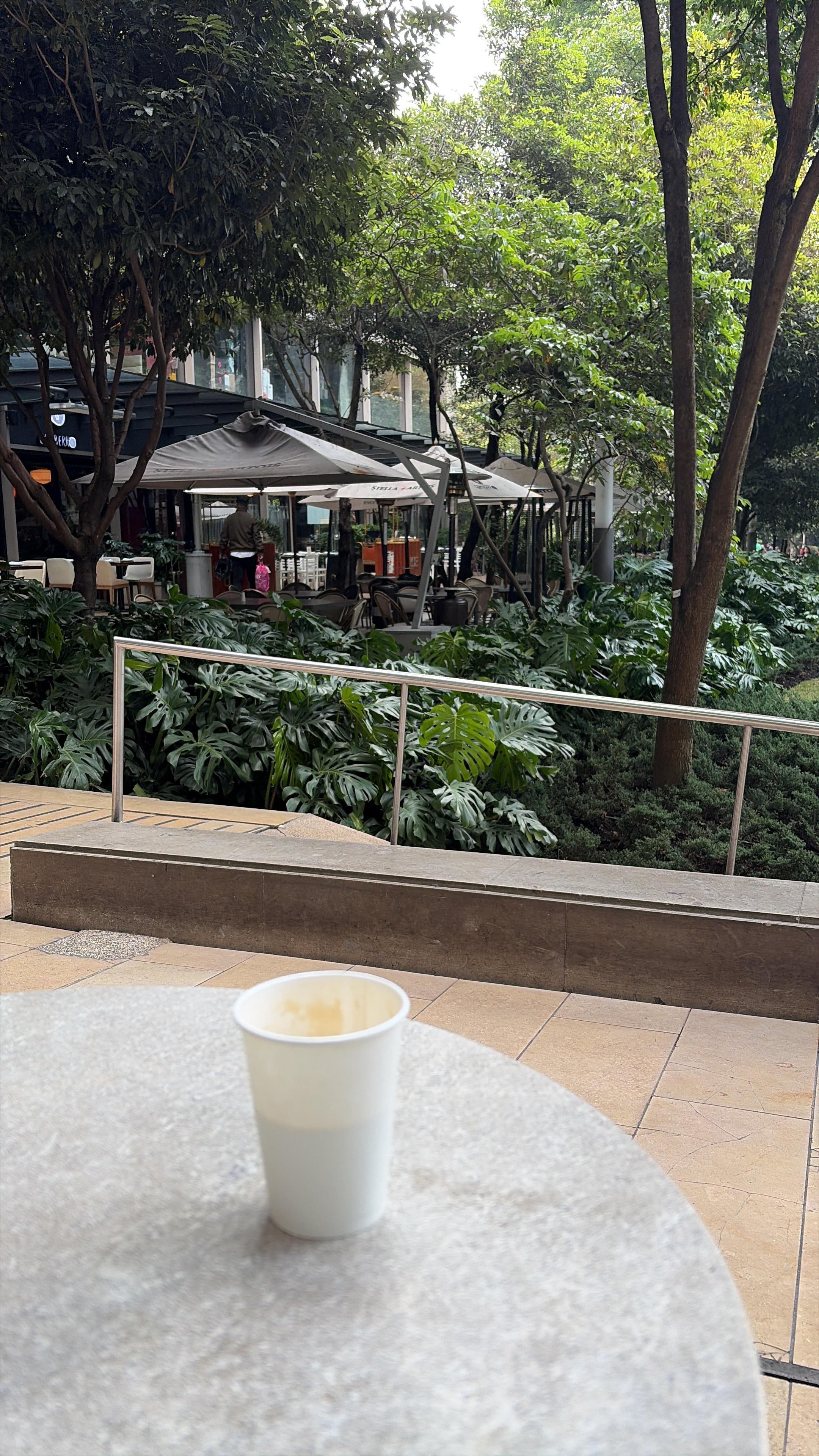 Parque exterior con muchos restaurantes 