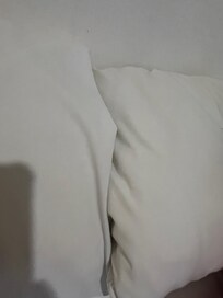 El forro de la almohada amarillientas