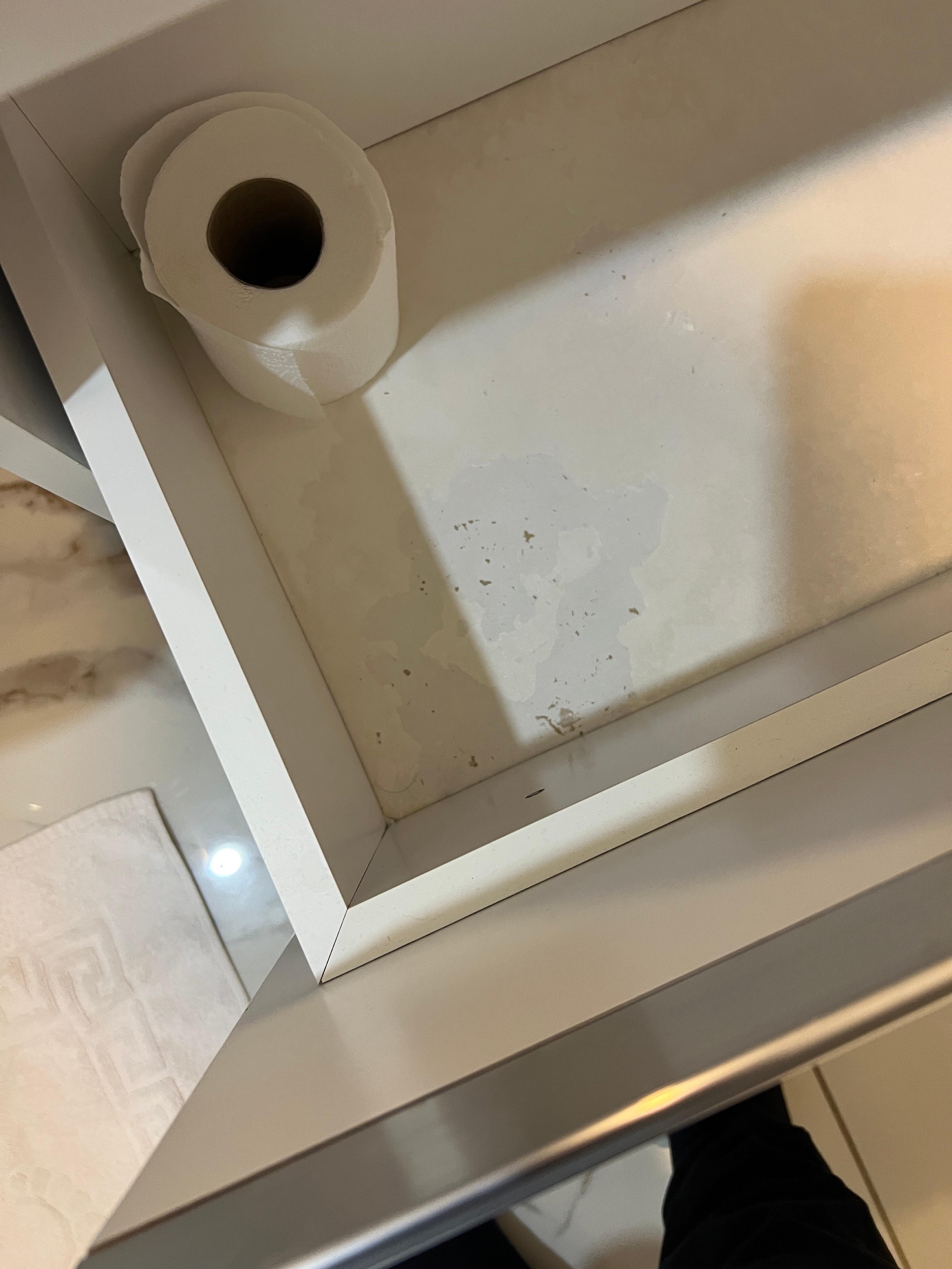 Haare und Dreck überall im Zimmer, wie bspw. hier im Waschbecken-Unterschrank