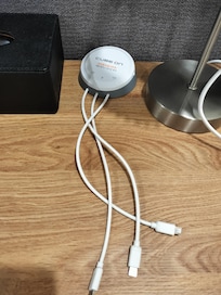 備え付け充電器はライトニング、Type-Bと謎の規格の3つで、Type-Cは無し。