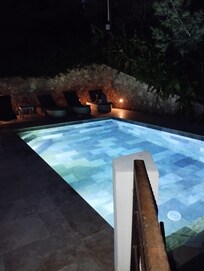 Magnidique piscine éclairée