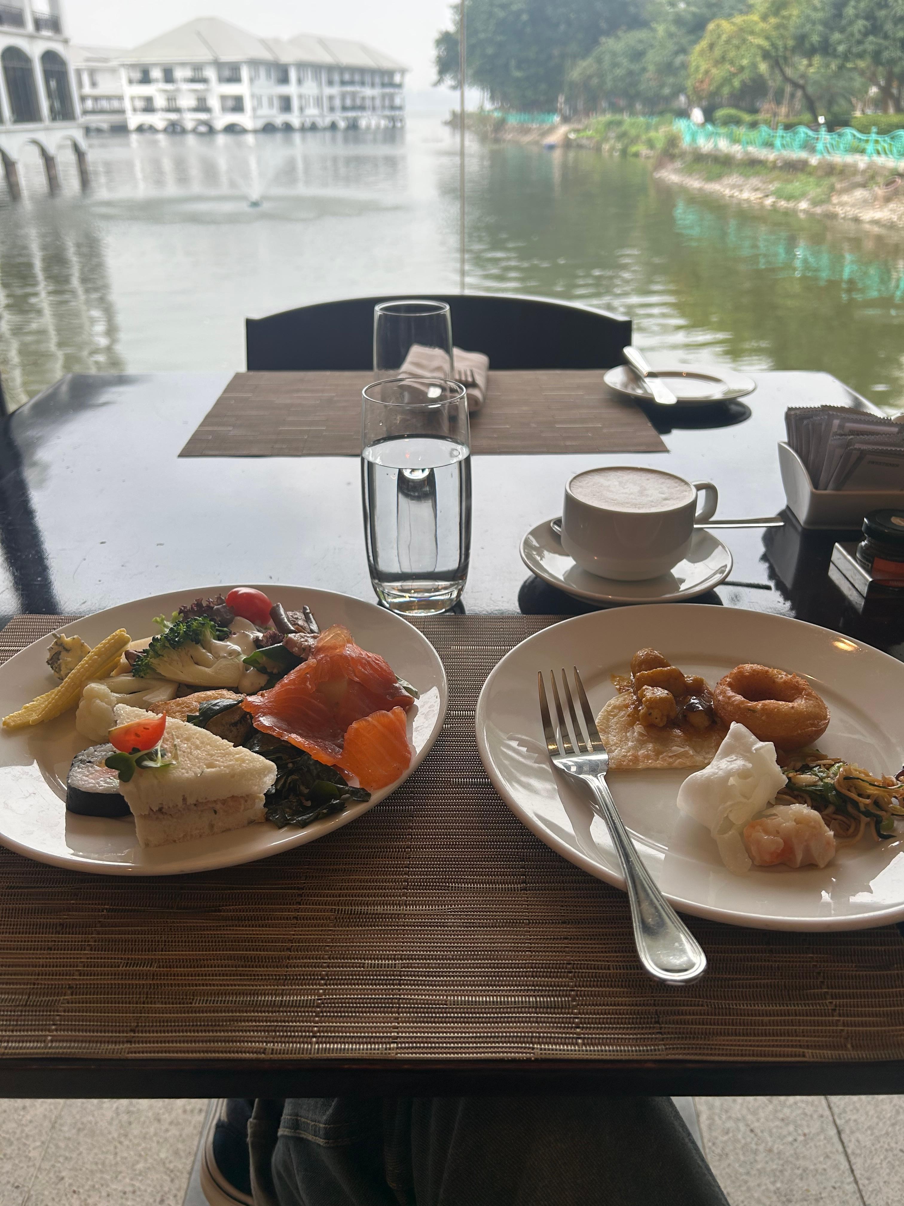 湖を眺めながらの朝食