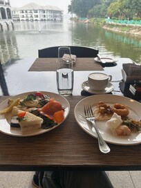 湖を眺めながらの朝食