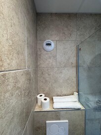 Le bruit de la chambre voisine passe par la ventilation et on entends tous ce qui se dit