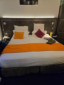 Queen bed (or 2 singles)