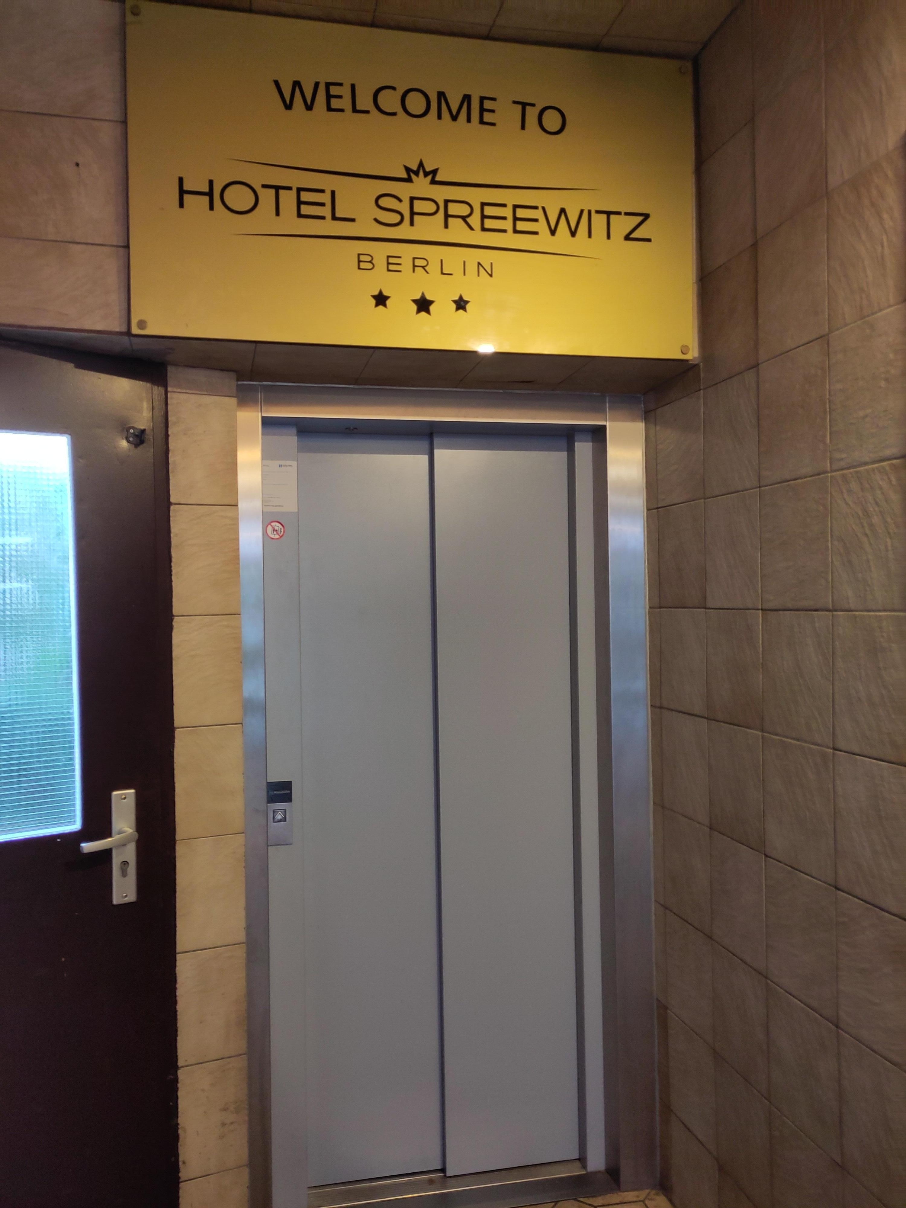 Aufzug zu den Etagen