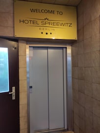 Aufzug zu den Etagen