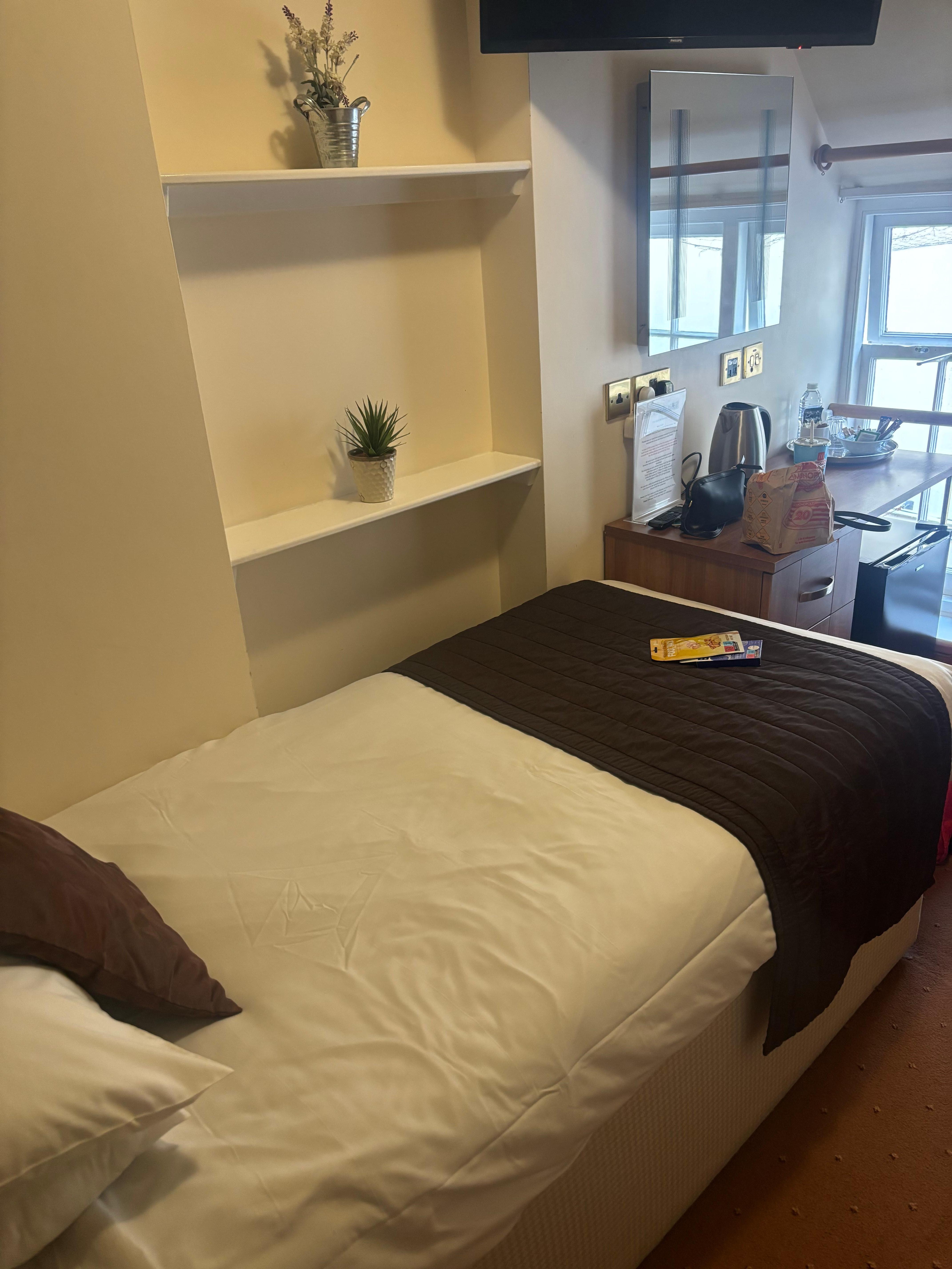 Single room with en suite