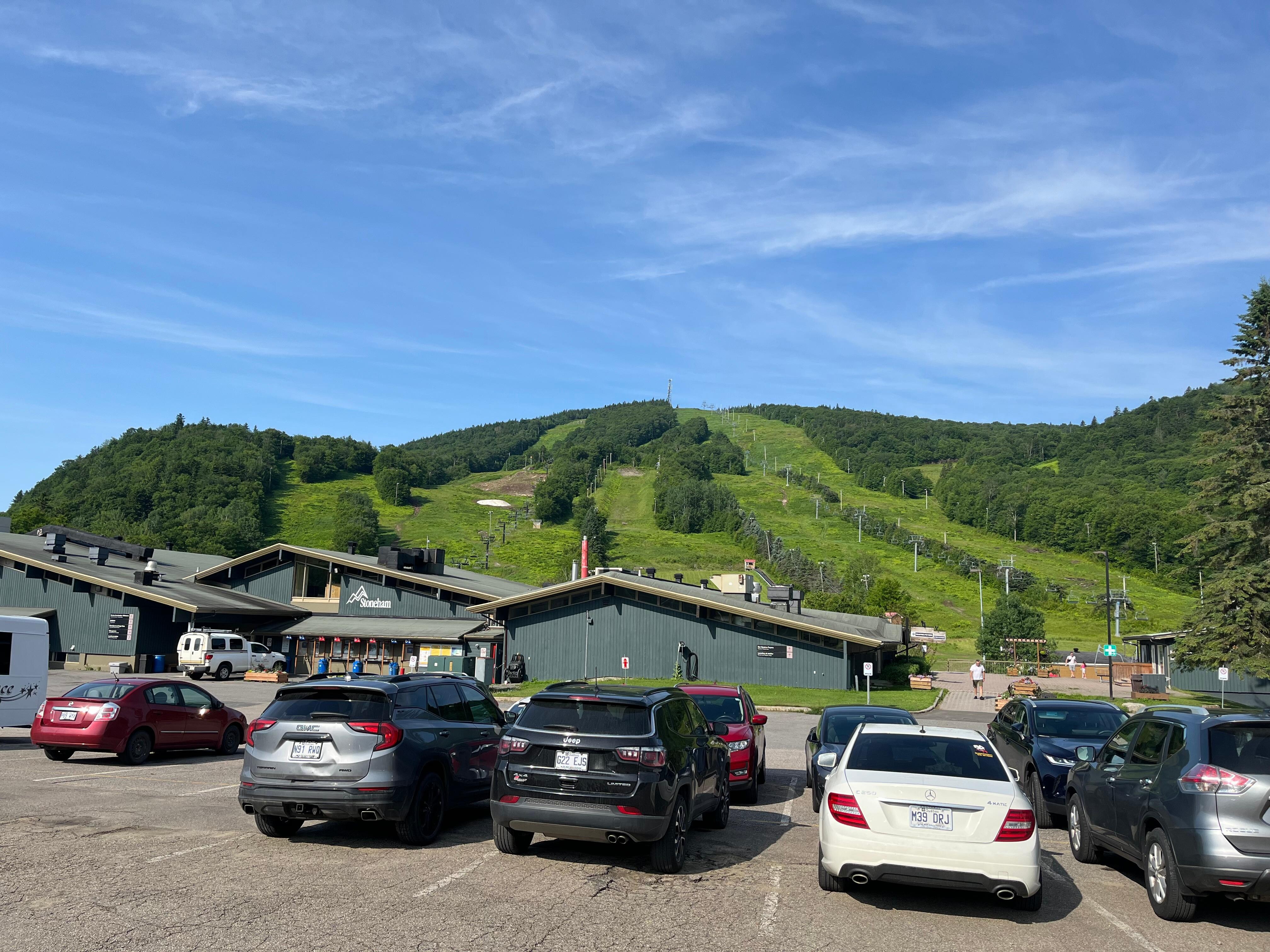 La vue du stationnement.