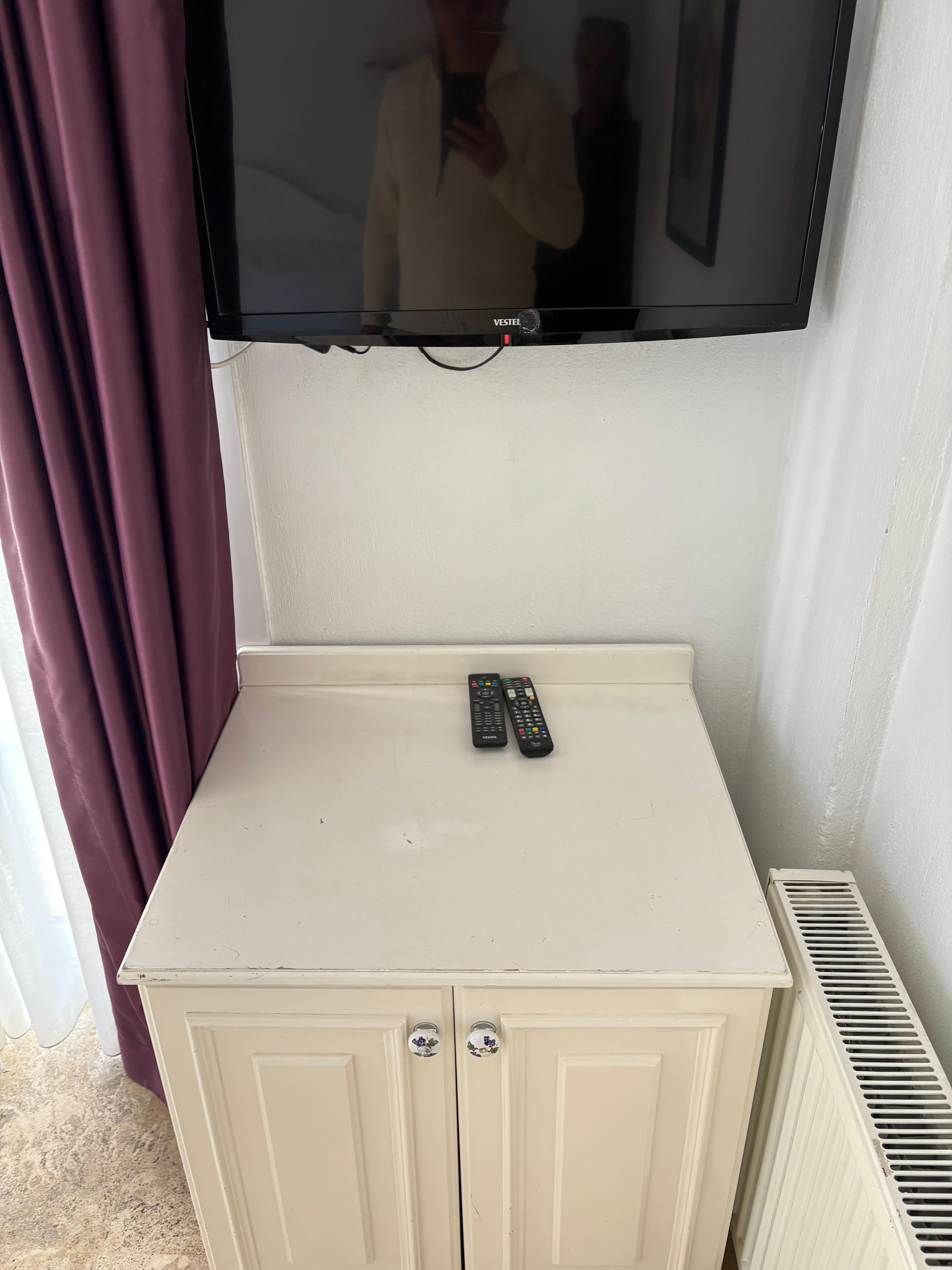 TV düğmeleri bile yanık