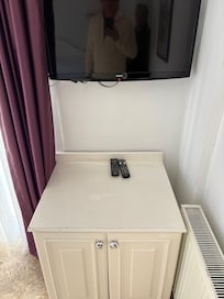 TV düğmeleri bile yanık