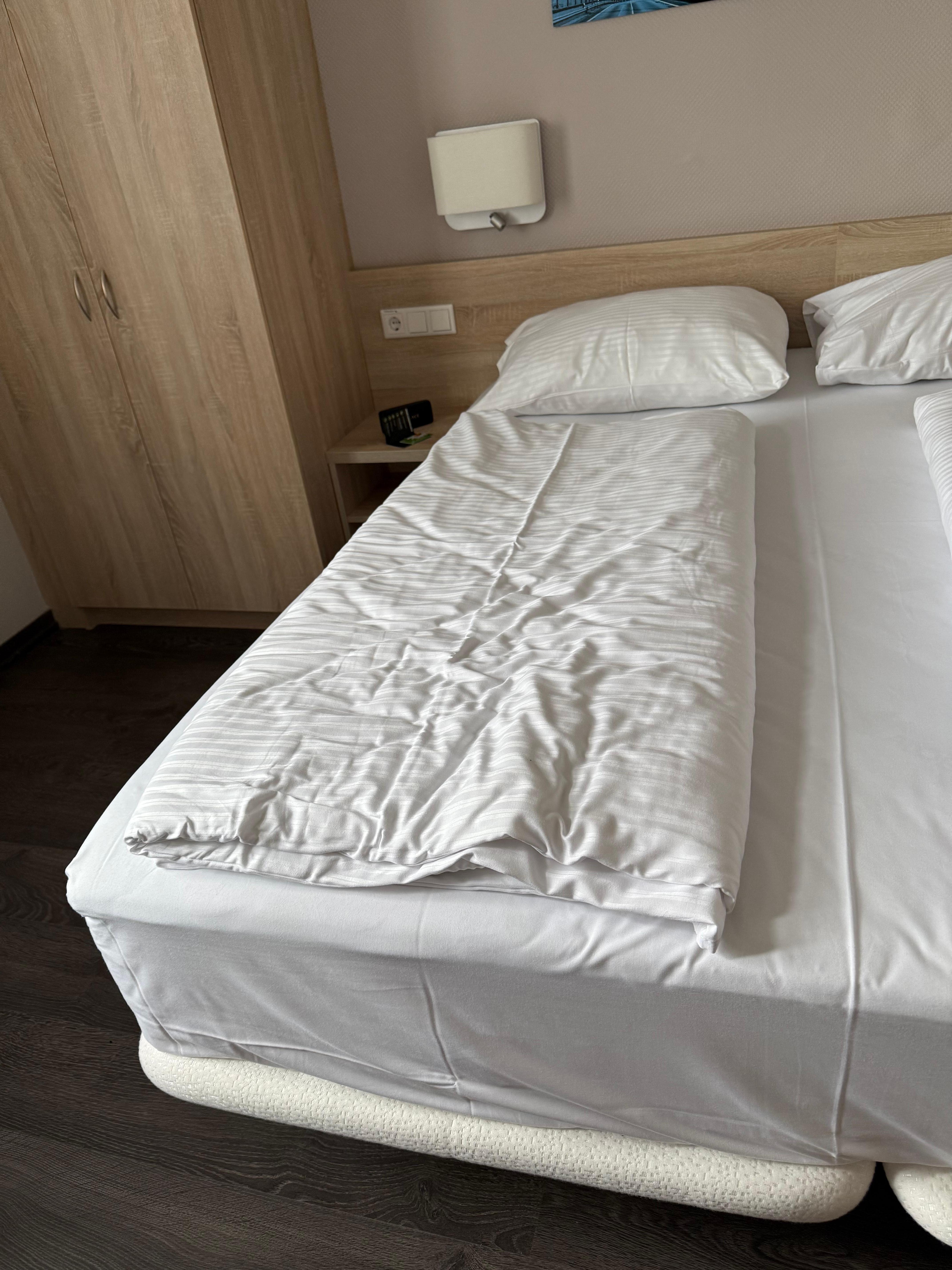 Lit mal arrangé,on dirait quelqu’un venait de l’utiliser et préparer,on me met dedans