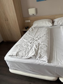 Lit mal arrangé,on dirait quelqu’un venait de l’utiliser et préparer,on me met dedans