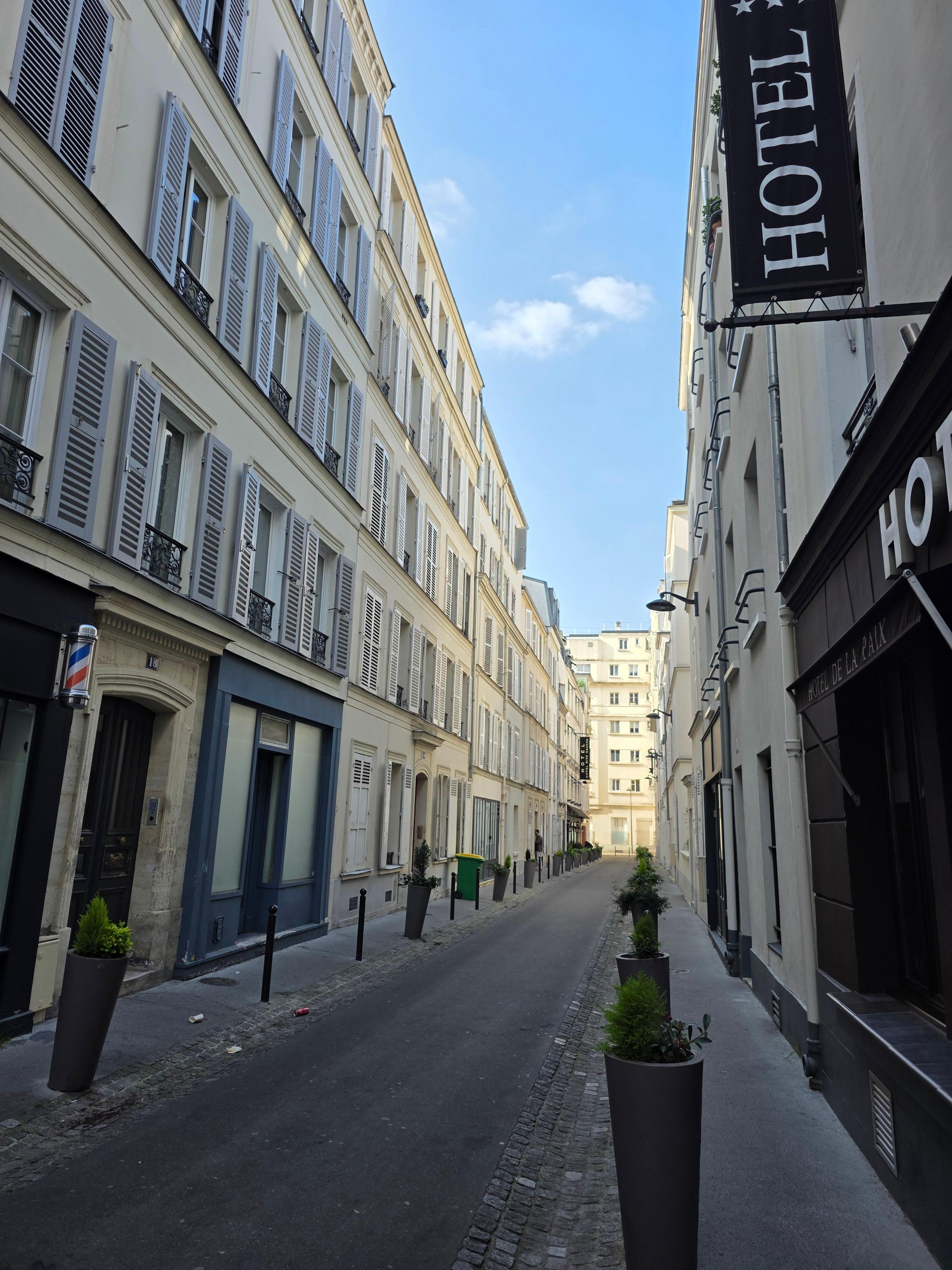 Hotel sits in an alley so the traffic is nill.  Just steps from convince, ressteraunts