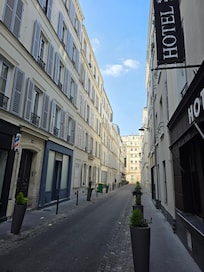 Hotel sits in an alley so the traffic is nill. Just steps from convince, ressteraunts