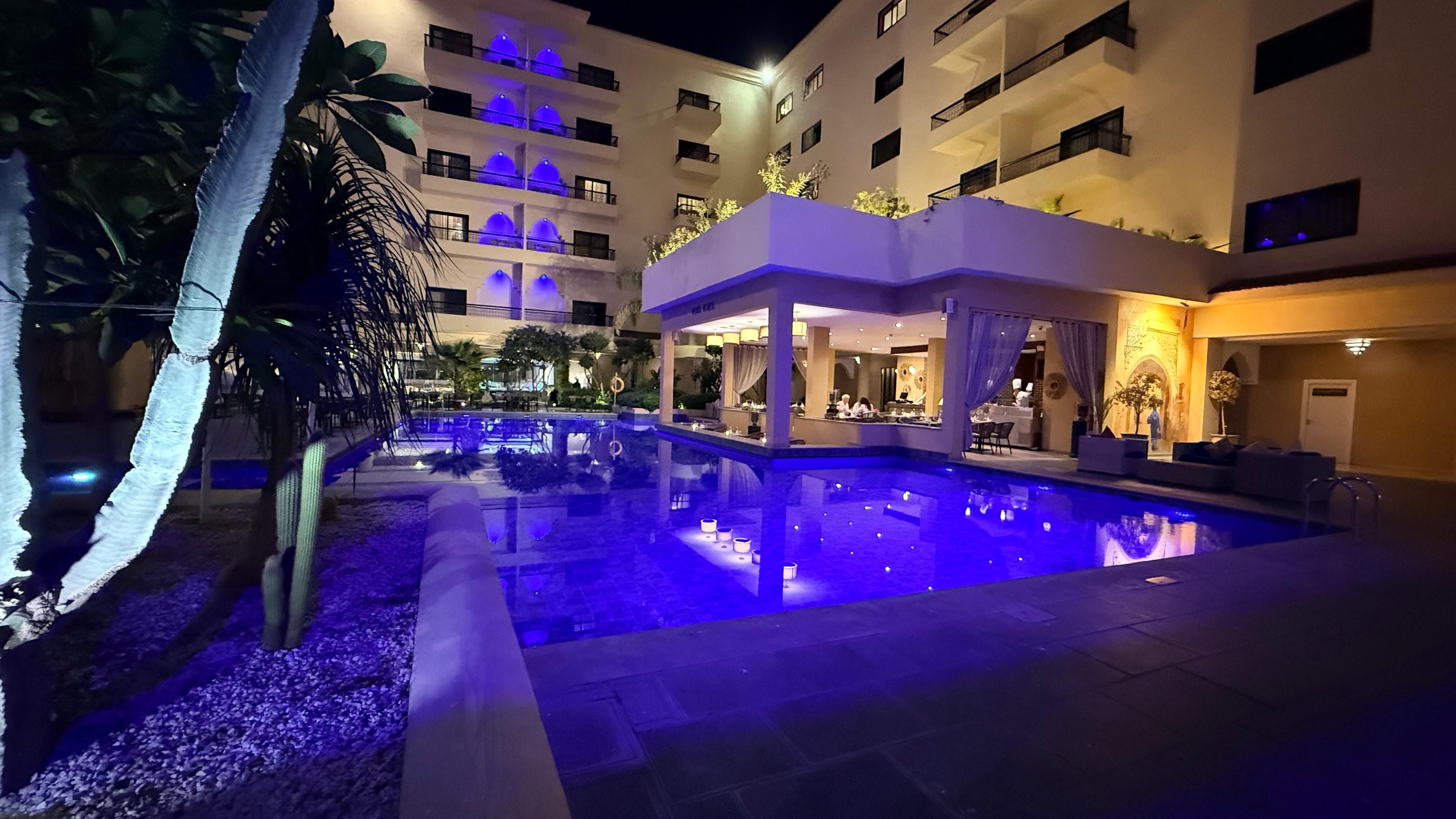 Piscine et bar de l’hotel