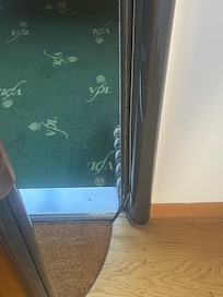 Eingangstür zum Zimmer, undicht und man sieht rein!
